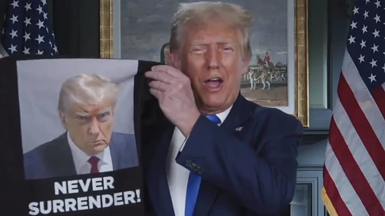 הנשיא לשעבר טראמפ מפציר בתומכיו לקנות חולצות עם תמונת המעצר שלו