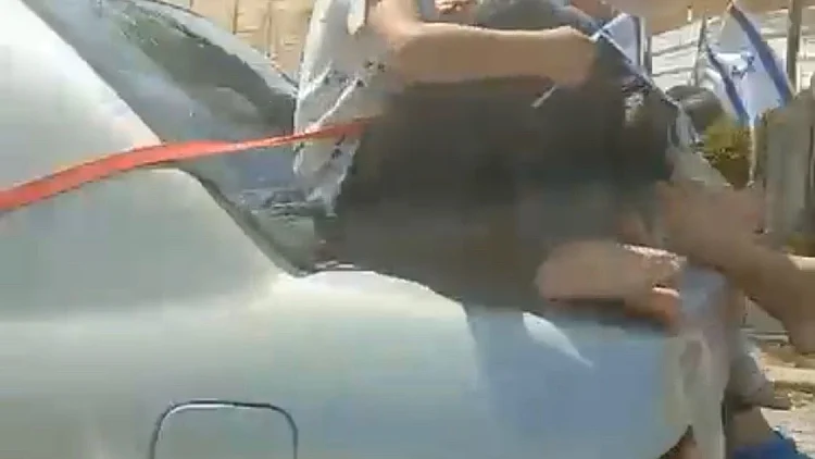 ילדים נקשרו לתא מטען של רכב נוסע: "חוסר אחריות" | תיעוד