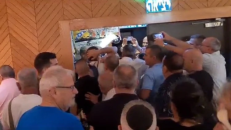 מהומה בכנס של הליכוד: מאות הפגינו, דיסטל חולצה תחת אבטחה