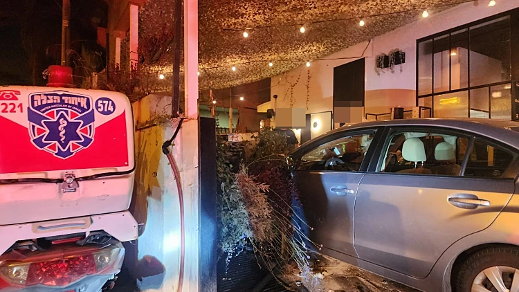 נהג איבד שליטה על רכבו - והתנגש בבר בגבעתיים | תיעוד