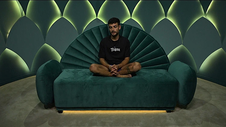 שניר בחדר האח