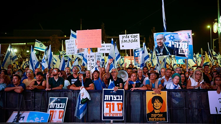 הפגנת תמיכה בממשלה: אלפי מוחים התייצבו מול ביהמ"ש העליון