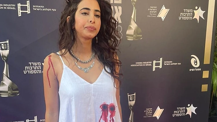 כמחאה על האלימות בחברה הערבית: השחקנית לבשה שמלה מוכתמת בדם