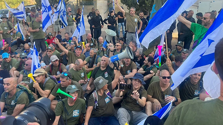 "מחריב חוקתי": עימותים בין מפגינים לשוטרים מול בית השר לוין