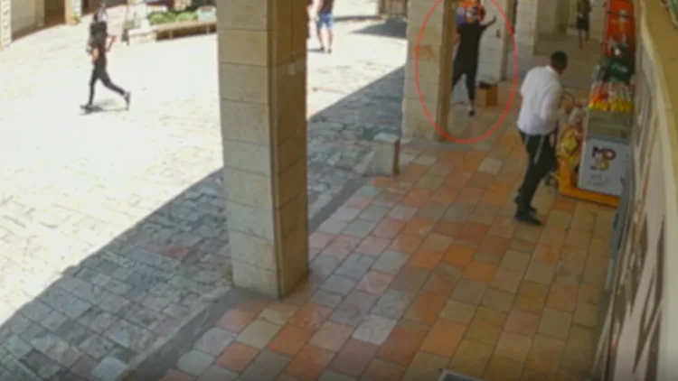הגיעו על אופנועים - וירו לאור יום: תיעוד ניסיון הרצח בירושלים