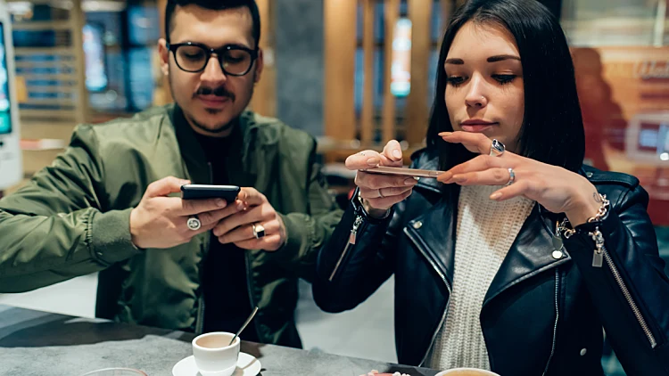 בשנה הבאה לא נשב על המרפסת אם נמשיך לאכול רולאפס: 7 דברים שצריכים להישאר מאחור בתשפ"ג | רשת 13