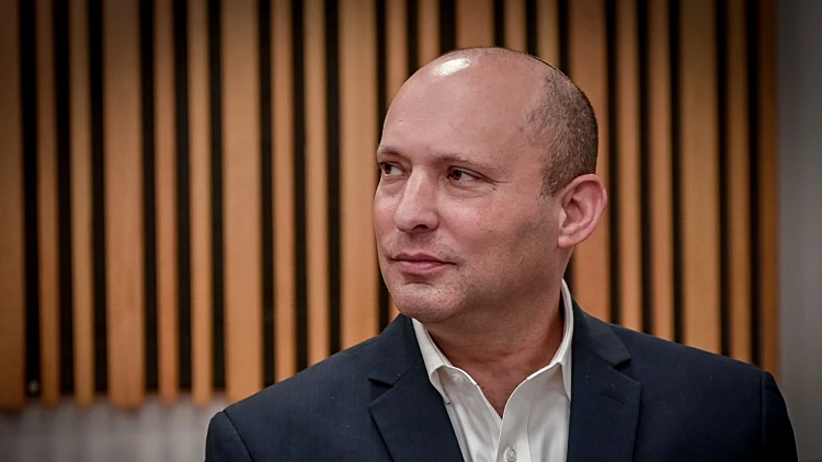 ראש הממשלה לשעבר נפתלי בנט בבית המשפט