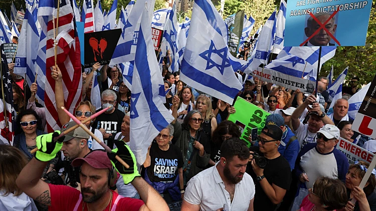 קפלן פינת טיימס סקוור: מסע עם מובילי המחאה בארצות הברית