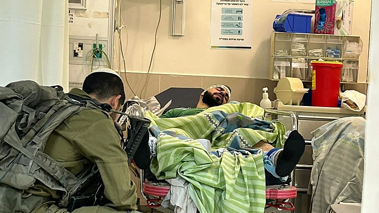 מחבל אושפז ליד מיטת צעירה כשהוא קשור רק בבד: "לא היו אזיקונים"