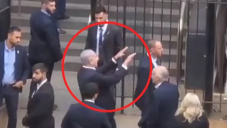 תיעוד: התנועה המזלזלת של נתניהו כלפי מפגינים בניו יורק