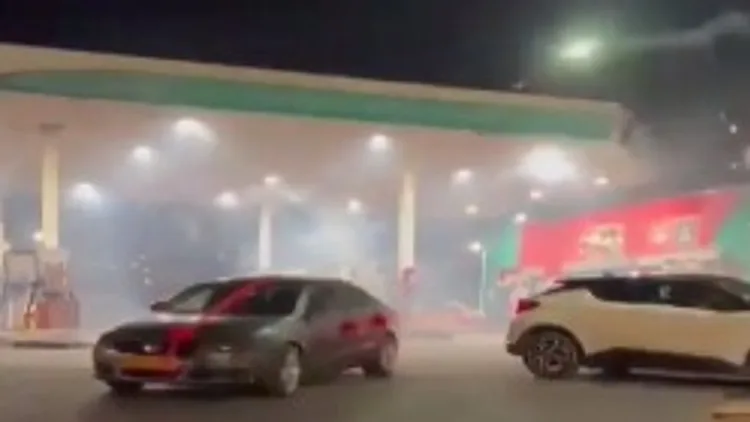 תיעוד חריג מעיסאוויה: זיקוקים נורו לעבר תחנת דלק