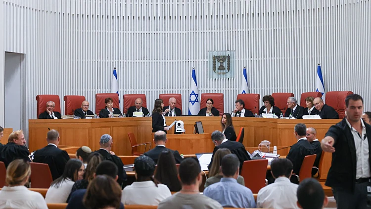 שופטי בג"ץ בדיון חוק הנבצרות