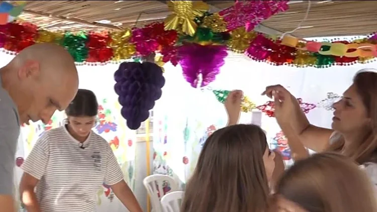 נכנסים לסוכה: הישראלים מתכוננים לארוחת החג - ולטיולים