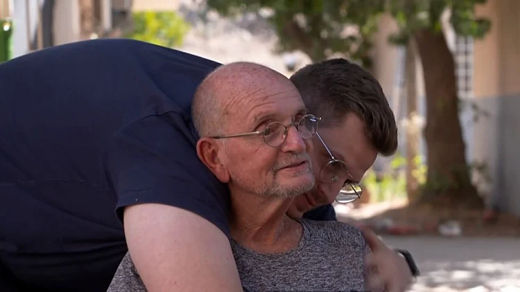 "לא חשבנו על המוות": כתב חדשות 13 חוזר עם אביו לימי המלחמה