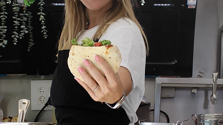 הפיתה הזאת עולה 35 ש"ח, ולא תאמינו איזו שפית מכינה אותה