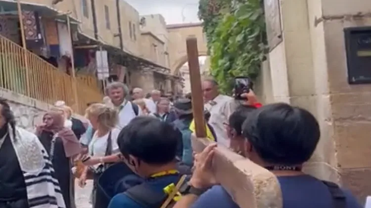 מלחמות הדת בי-ם: קבוצת צליינים הותקפה ע"י מתפללים יהודים