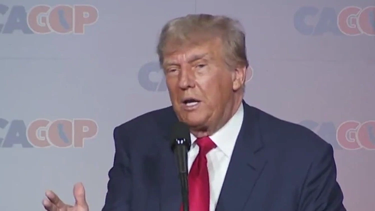 המופע של טראמפ: הנשיא לשעבר מייצר פרובוקציות - ומזנק בסקרים