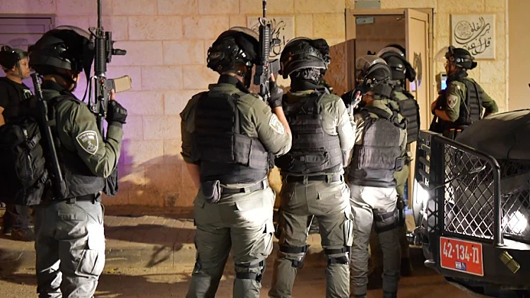 הרוג ועצורים ברמלה אחרי החיסול בדרום: תיעוד הפשיטה המשטרתית