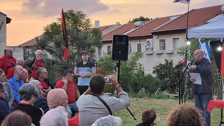 תיעוד: הנגבי יצא למוחים מול ביתו - וניסה לקיים איתם שיח