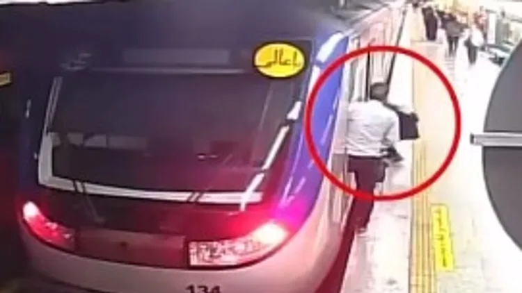 ארמיטה ג'רוואנד צילום מקלטות אבטחה שמראות את הנערה נלקחת מקרון הרכבת בטהרן