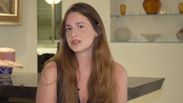 הישראלית שאלרגית למים: "עושה מקלחות קצרות, ממעיטה ללכת לים"