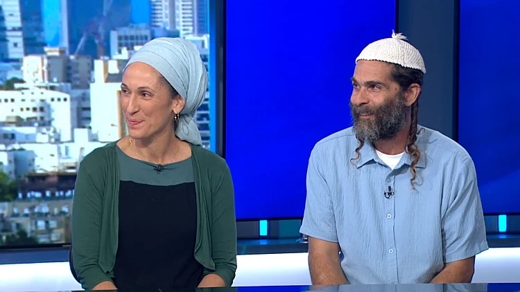 הפתרון ליוקר הדיור? הזוג שחי עם ילדיהם בבית שבנו מבוץ וקש