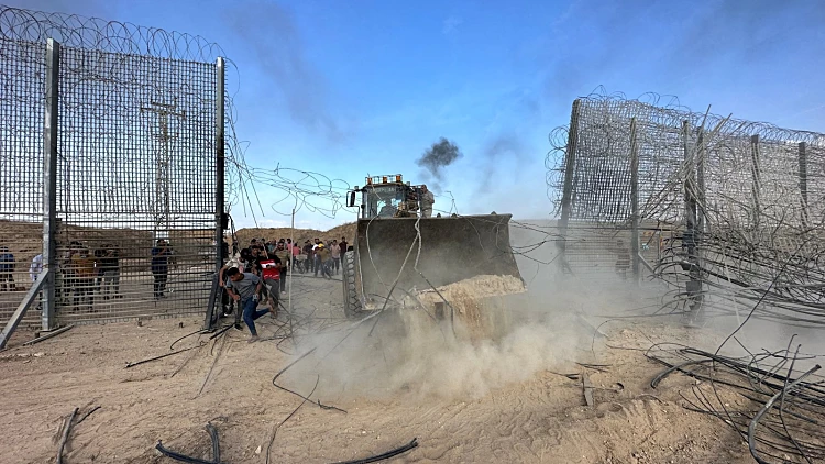 פלסטינים פורצים את גדר הרצועה