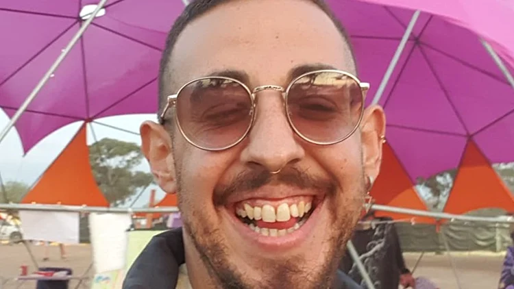 "נמלט למרחב מוגן כשהחל הירי במסיבה – ומאז נותק הקשר": סיפורו של איתי בנג'ו | רשת 13