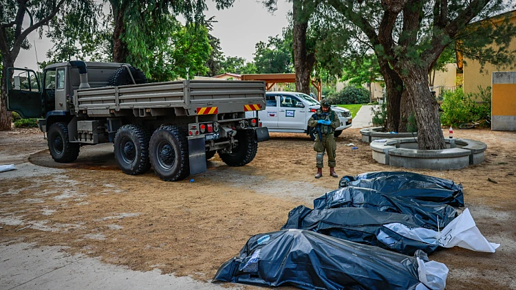 פינוי גופות אחרי הטבח בקיבוץ כפר עזה
