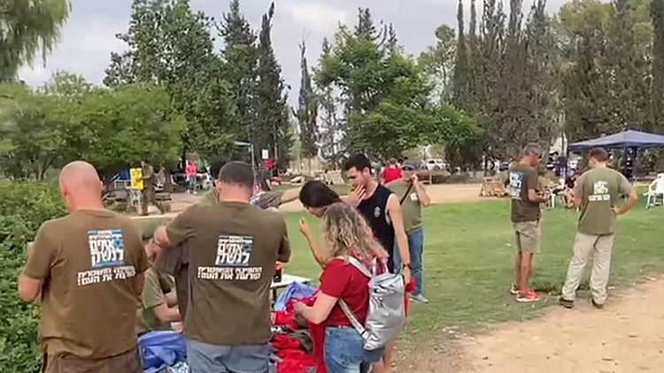 התגייסות יוצאת דופן: הישראלים שתורמים ומתנדבים בכל רחבי הארץ