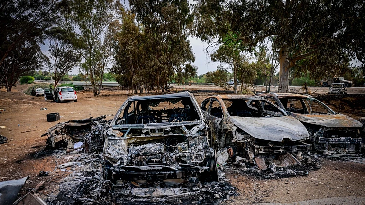 חרבות ברזל טבח טבע מכוניות שרופות באזור המסיבה בה נרצחו מאות ישראלים על ידי מחבלי חמאס שחדרו לישראל מעזה נובה