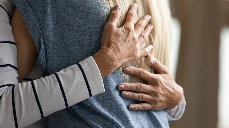 למצוא קרן אור בתוך החושך: כך תשמרו על שפיות בתוך הכאוס