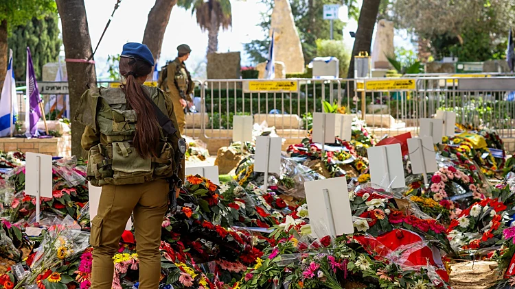 חיילים מאבטחי את קברי הנופלים בהר הרצל