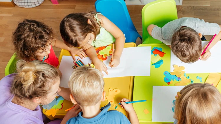 גם בזמן מלחמה: 6 טיפים לשמירה על השגרה של הילדים | רשת 13