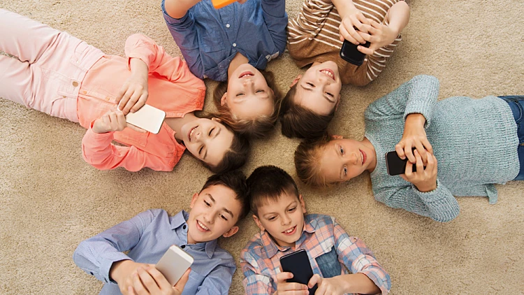 במיוחד עכשיו: איך לצמצם לילדים זמן מול המסכים בזמן המלחמה? | רשת 13