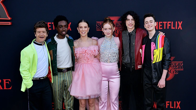 כוכב ״דברים מוזרים״ עומד לצד ישראל: ״אם ככה אתם מתנהגים - אולי אתם שונאים יהודים״