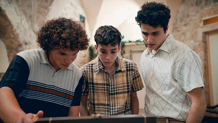 כראמל, עונה 1, פרק 1 - התיבה המסתורית