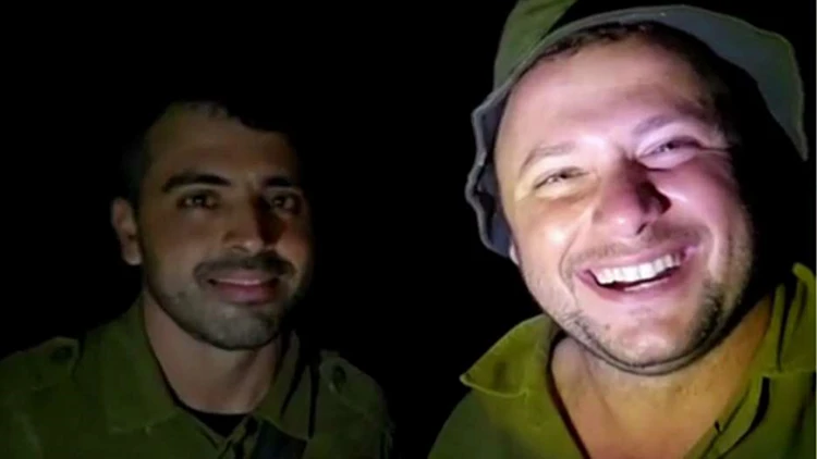 "הדאגה היחידה היא לאמא": אלכס שולץ גויס למילואים ומשמח את העורף | רשת 13