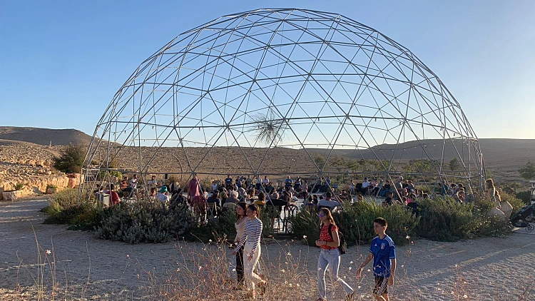 מפונים מקיבוץ ארז בחוות האלפקות במצפה רמון