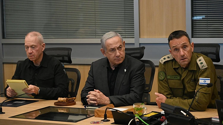 רה"מ נתניהו בהערכת מצב ביטחונית בקריה עם הרמטכ"ל הרצי הלוי ושר הביטחון גלנט