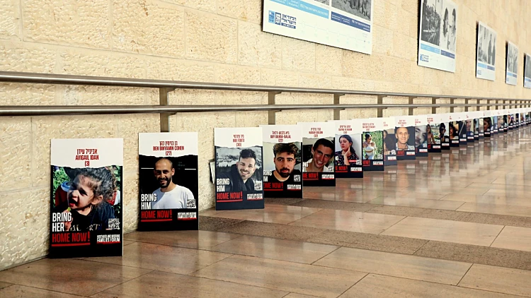 תמונות החטופים בנמל התעופה בן גוריון