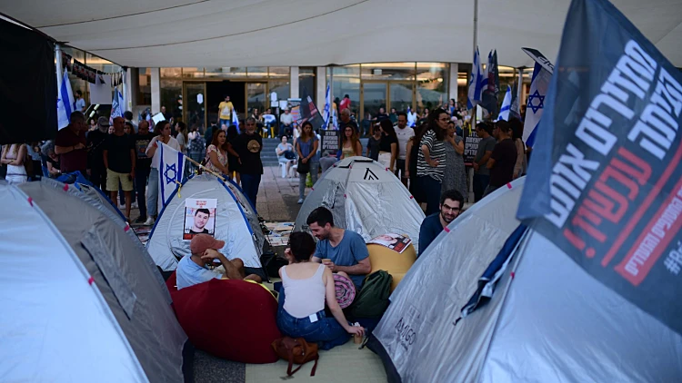 "אין לנו לאן ללכת": לילה במאהל עם משפחות החטופים