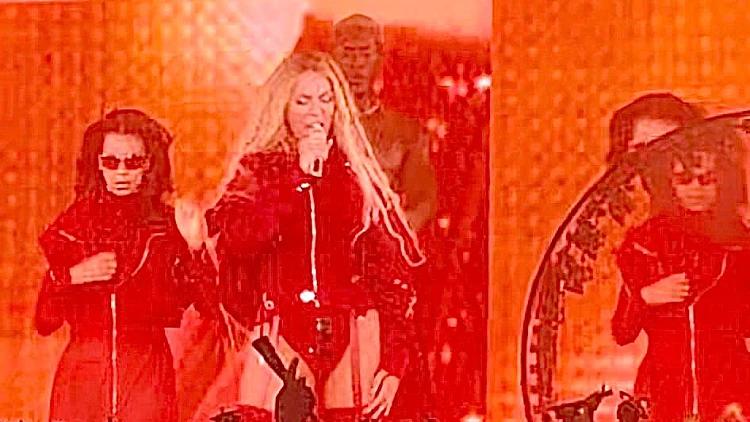 בלו אייבי מופיעה עם אמא ביונסה