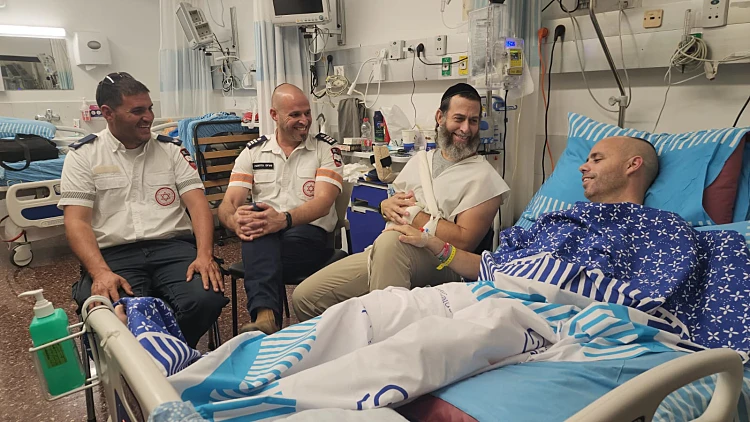 צוות מד"א נפגש עם הפצועים שחילץ מהעוטף חרבות ברזל