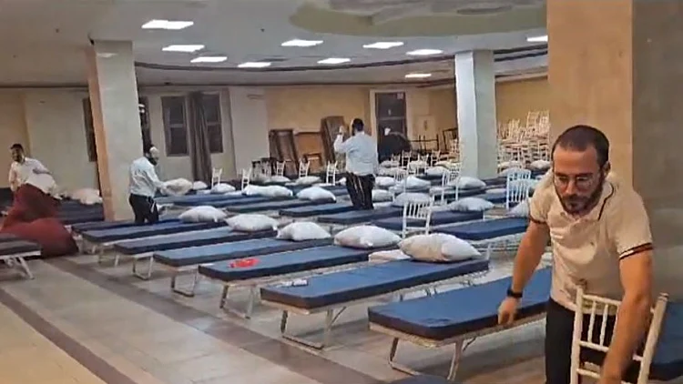 החרדים שנמלטו מהדרום - ושוכנו באולם שמחות