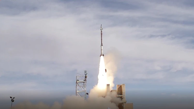 קלע דוד בפעולה חרבות ברזל פינלנד