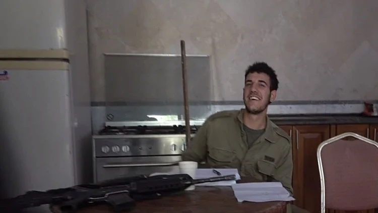 הלוחם שתועד לומד אלגברה בעזה יקבל סיוע מהאוניברסיטה