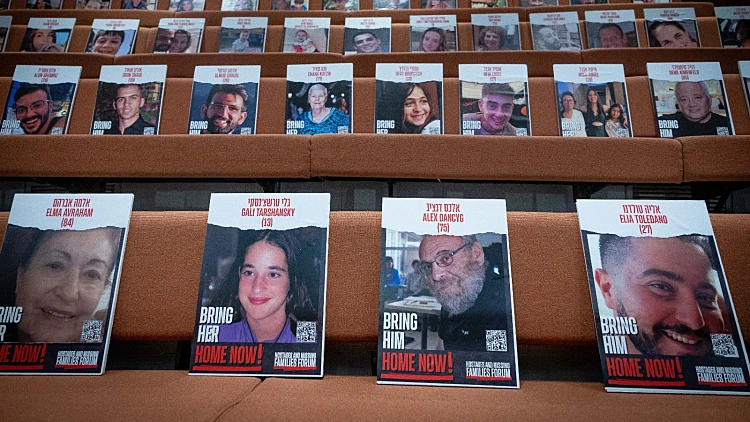 תמונות החטופים במליאת הכנסת מלחמת חרבות ברזל