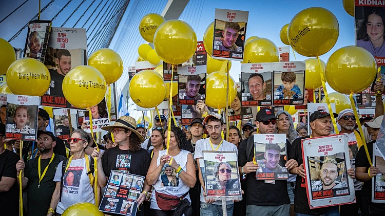 המתנה לפריצת דרך במגעים: בישראל דורשים לשחרר 70 חטופים