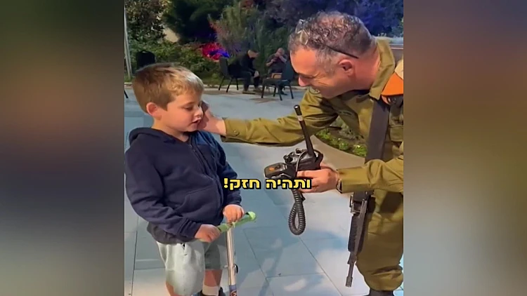 חיבוק מהלוחמים: המילואימניקים שהפתיעו את המשפחה בבית